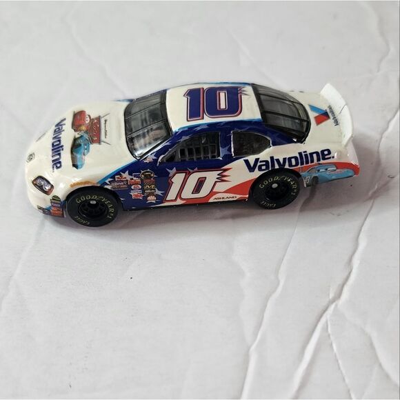 valvoline hotwheels race car - Picture 1 of 6